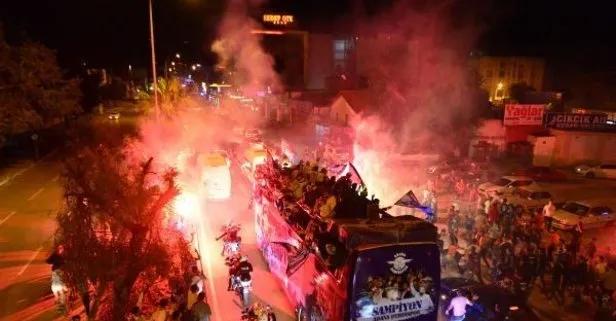 Süper Lig’e yükselen Adana Demirspor 26 yıl sonra taraftarı sokaklara döktü! Şehir turu attılar