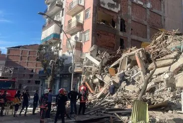 Malatya’da ağır hasarlı bir bina çöktü!