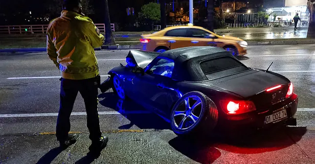 Kaza yapan spor otomobilin sürücüsü yaralı halde olay mahallinden kaçtı