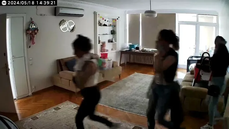 bebek-kamerasi-4-kadini-boyle-yakaladi-girdikleri-evde-yaptiklari-herkesi-soka-ugratti-1716739739945.jpeg Bebek kamerası ortaya çıkardı! Kapı kapı gezip aradılar! 4 kadın böyle yakalandı: Evde yaptıkları görenleri hayrete düşürdü-6