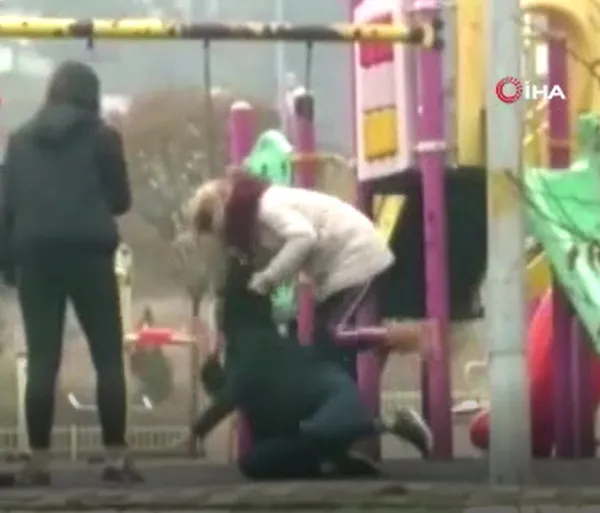 genc-kizlar-sac-saca-bas-basa-birbirlerine-girdi-parkta-tekme-tokat-kavga-1609413349113.jpg