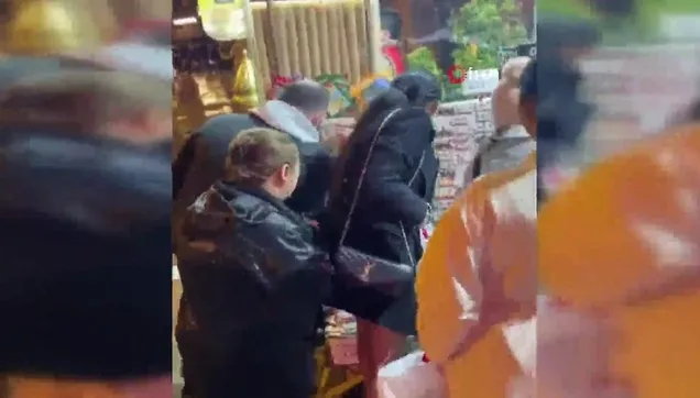 Beyoğlu'nda telefon çalan kadın yakalandı! Hırsızlık anları anbean kaydedildi
