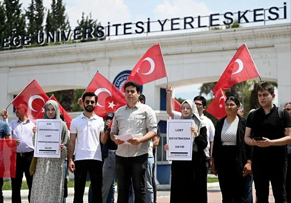 genclerden-lgbt-dayatmasina-tepki-lgbt-dayatmasini-normallestirmek-ve-mesrulastirmak-istiyorlar-1685724022488.jpeg Gençlerden LGBT dayatmasına tepki: Ülkemizi cinsel kimlik siyasetiyle bölmeye çalışıyor başaramayacaklar!-2