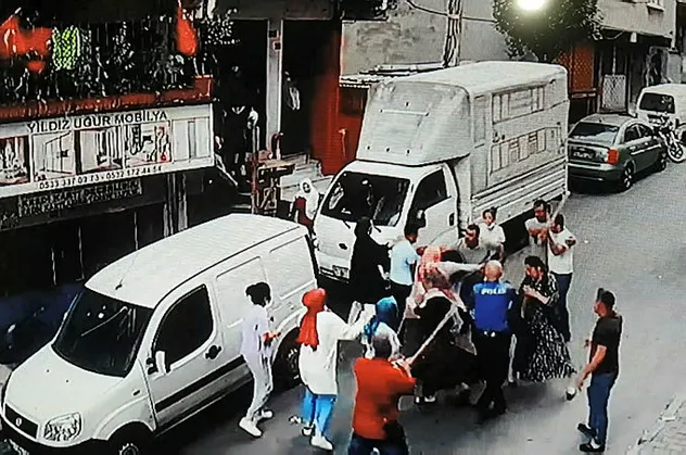 İstanbul'da "çöp" kavgası! Sopa, kalas ve bıçaklar havada uçuştu