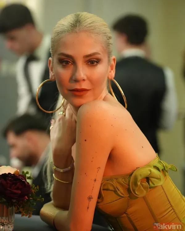 Küçük Prens Müzikalinde Hem Metin Ve Şarkı Sözü Yazarı, Hem De Oyuncu Olarak Yer Alan Oyuncu, Çeşitli Projelerde Seslendirme Yaptı.