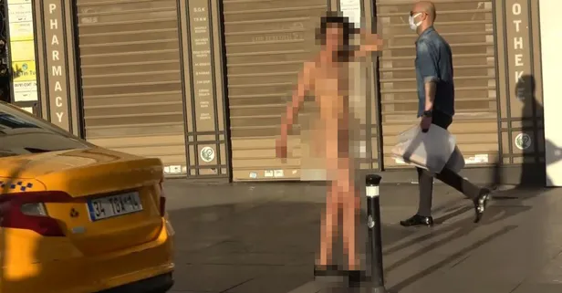 Vatandaşlar ne olduğunu anlamadı! Faslı turist Taksim Meydanı'nda çırılçıplak soyundu