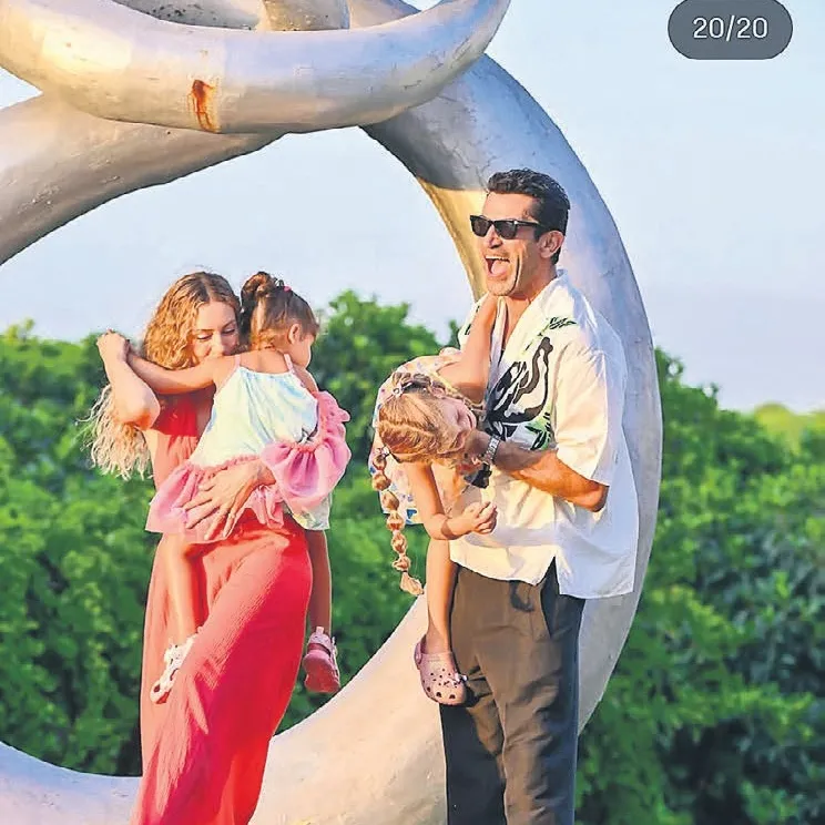 Sinem Kobal’dan aile pozu! Kenan İmirzalıoğlu ve kızlarıyla mutluluk kareleri