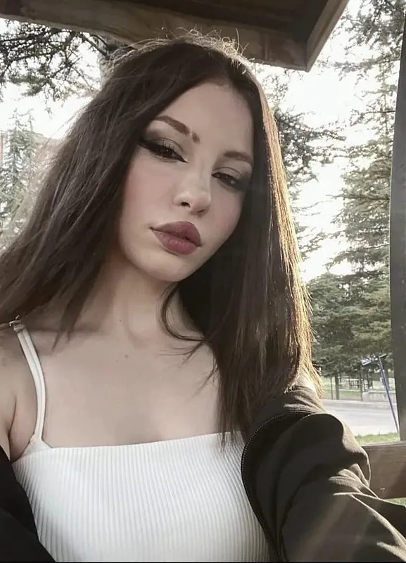 komsu-dehseti-gurultu-bahanesiyle-cocuklara-kursun-yagdirdi-hiranur-simsek-agir-yaralandi-1758550496354.jpeg Hiranur Şimşek (Fotoğraf: İHA)