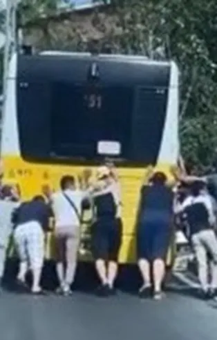 Mercedes uyarmış İBB dikkate almamış! CHP yandaşı Özgür Karabatak'a ihale vatandaşı yolda bıraktı