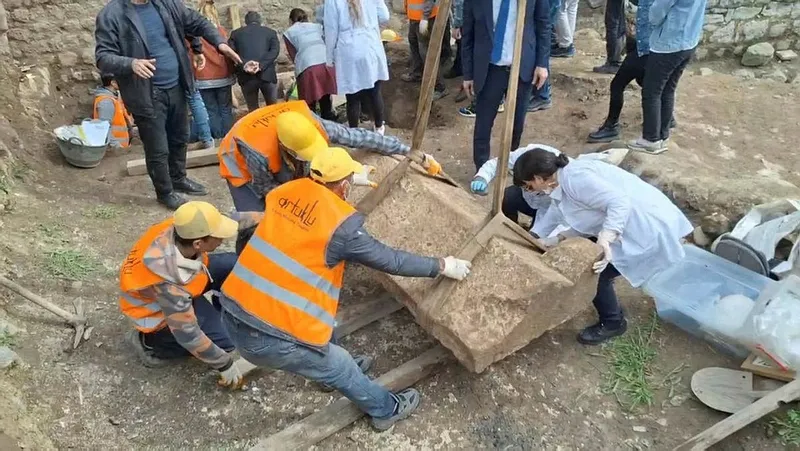 diyarbakir-ilk-lahit-bulundu-1712156690007.jpeg Diyarbakır'da ilk! Lahit bulundu-2