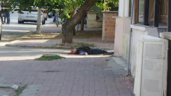 husumetlisini-sokak-ortasinda-tufekle-oldurup-intihar-etti-1622839643599.jpg Denizli'de husumetlisini sokak ortasında tüfekle öldürdükten sonra kendi canına kıydı-2