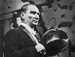 Atatürkün ebediyete intikalinin 85. yılı! Saygı ve özlemle tüm yurtta anıldı... CHP Taksime çelenk götürmeyi unuttu