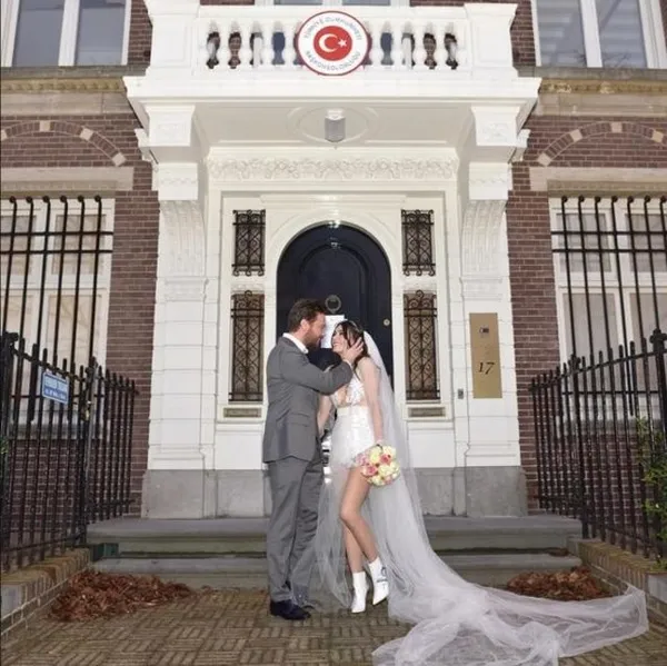 Burcu Kıratlı ile Sinan Akçıl Amsterdam'da evlendi! Sinan Akçıl'dan şok eden gelinlik tepkisi!-4