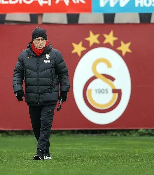 super-ligde-zirveden-22-puan-geride-kalan-galatasarayda-4-terim-donemi-bitti-1641856369610.jpeg