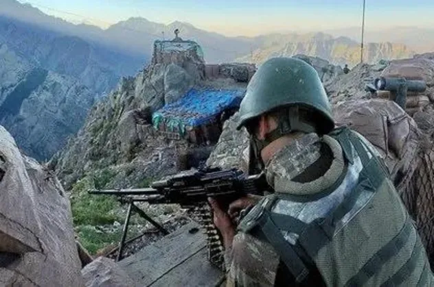 Irak'ın kuzeyine operasyon | Mühimmatı bırakıp kaçtılar!