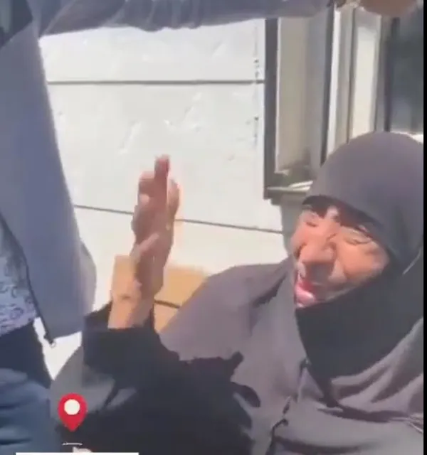 suriye-uyruklu-70-yasindaki-teyzenin-suratina-tekme-atan-sakir-cakir-gozaltina-alindi-1653938029163.jpeg İnsanlık dışı tekme! Suriye uyruklu 70 yaşındaki teyzenin suratına tekme atan Şakir Çakır adliyeye sevk edildi-7