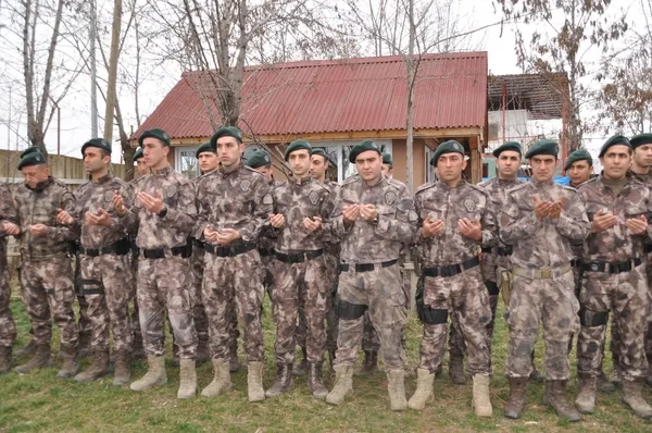Özel harekat polisleri Afrin'e dualarla uğurlandı-7