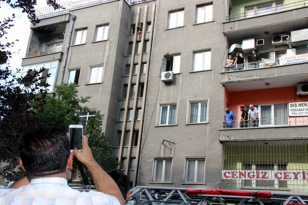 Kayseri'de sevgilisinden ayrılınca bunalıma girerek iÅ hanının 5'inci katında pencereye çıkıp, intihara kalkıÅan Å.D. (28) adlı kadın, 1 saat süren çalıÅma ile ikna edildi. ile ilgili görsel sonucu