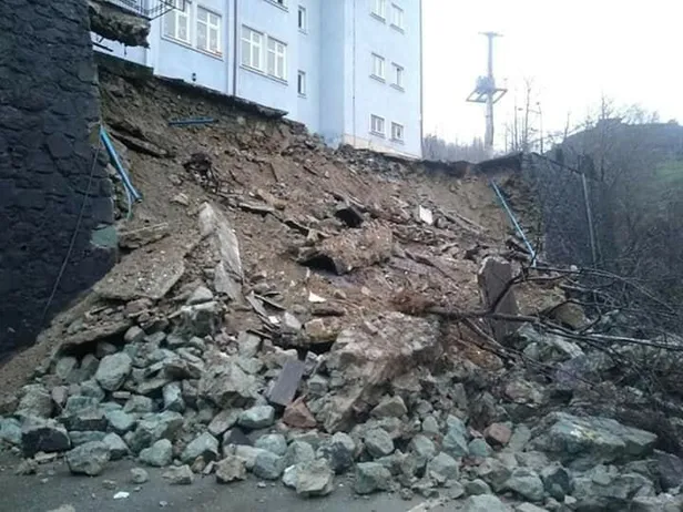 Trabzon'da faciadan dönüldü! Tahliye edilen riskli okulun istinat duvarı çöktü-1