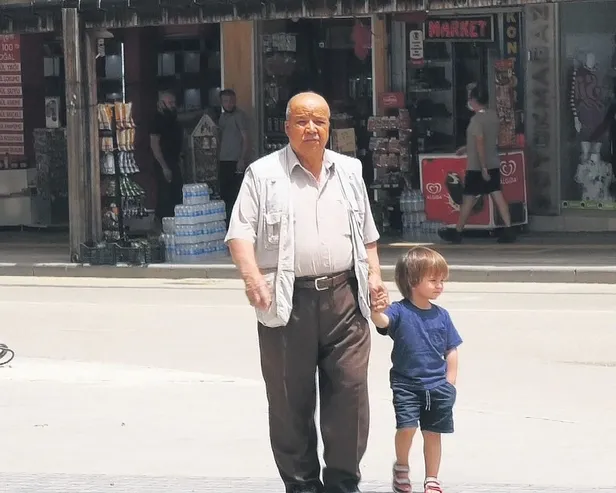 Kovid-19 kısıtlamaları kalktı uyarılara rağmen maskesiz insan görüntüleri şaşırttı-7