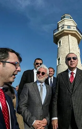 Başkan Erdoğan'ın tanıttığı Demokrasi ve Özgürlükler Adası'nın logosunda Adnan Menderes detayı