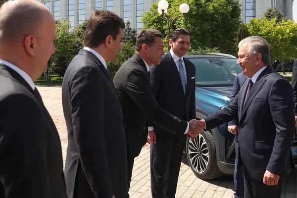 ozbekistan-cumhurbaskani-mirziyoyev-toggu-teslim-aldi-baskan-recep-tayyip-erdogandan-hayirli-olsun-mesaji-1681312084195.jpg Özbekistan Cumhurbaşkanı Mirziyoyev Togg'u teslim aldı! Başkan Recep Tayyip Erdoğan'dan "hayırlı olsun" mesajı-6