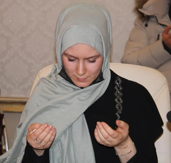 alman-vatandasi-seidel-fabienne-esinin-dinini-secip-musluman-oldu-1645537825939.jpg Alman vatandaşı Seidel Fabienne eşinin dinini seçip Müslüman oldu-3