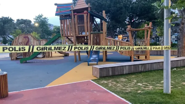 umraniyede-cocuk-parkinda-silahli-bicakli-kavga-cocugun-sesi-her-seyi-ozetliyor-baba-gitmeyelim-1621924251927.jpg Ümraniye'de çocuk parkında silahlı bıçaklı kavga! Çocuğun sesi her şeyi özetliyor: Baba gitmeyelim-4