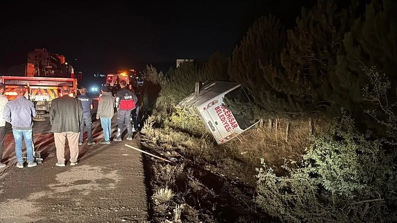 Afyonkarahisar'da feci kaza! Yolcu midibüsü devrildi: Çok sayıda yaralı var (DHA)
