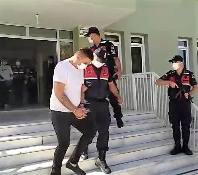 sarhos-maganda-husumetlisi-yerine-baskasini-vurdu-bicakla-olup-olmedigini-kontrole-gitti-1632898274582.jpg Sarhoş maganda hasmı zannedip başkasını başından vurdu sonra bıçakla ölüp ölmediğini kontrol etti-5