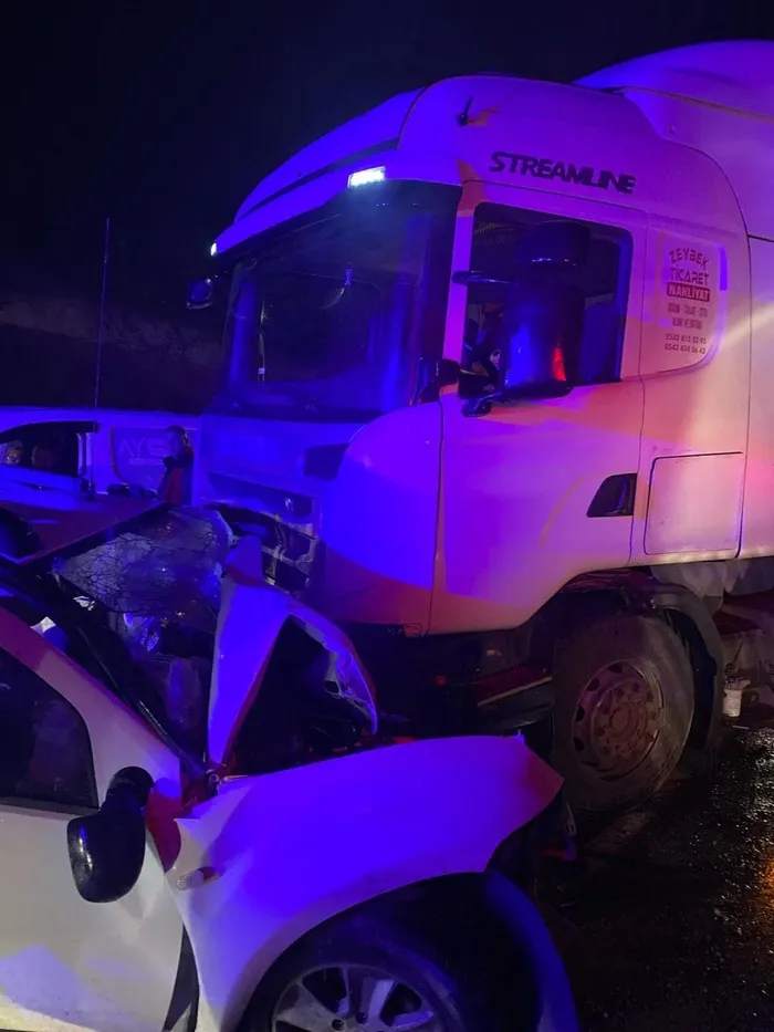 Balıkesir'de feci kaza: Otomobil ile TIR kafa kafaya çarpıştı! 3 kişi yaşamını yitirdi-3