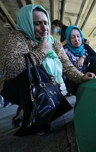 Srebrenitsa kurbanları dualarla uğurlandı: Soykırımı unutmayacağız!