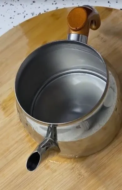 kirecli-solmus-demlikleri-gumus-gibi-parlatacak-sararmis-caydanliklardan-tek-yontemle-kurtulun-1708460059112.jpg Sararmış çaydanlıklardan tek yöntemle kurtulun: Kireçli, solmuş demlikleri gümüş gibi parlatacak!-3