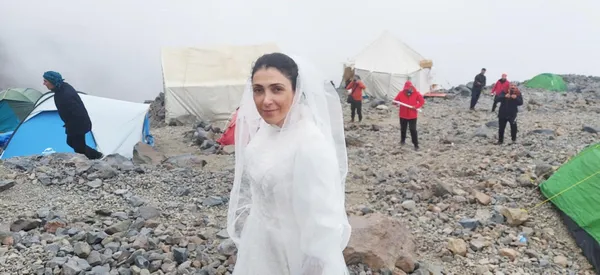 agri-dagiyla-evlendi-nedeni-kadina-ve-cocuga-karsi-siddete-dikkat-cekmek-1627392004669.jpg Ağrı Dağı'yla evlendi! Nedeni kadına ve çocuğa karşı şiddete dikkat çekmek-2