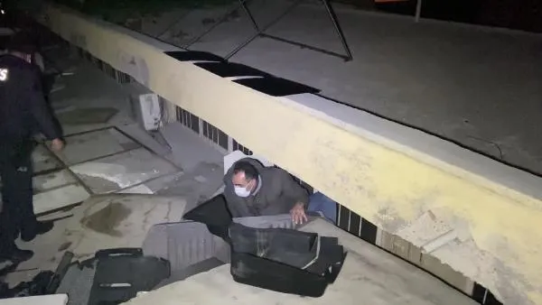 SON DAKİKA: Konya'da eğlence mekanına baskın: 40 kişi polisi görünce kaçtıkları çatıda yakalandı-4