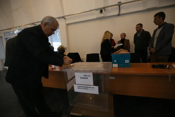 Son hazırlıklar tamamlandı: Yurt dışı seçmen sandık başında! Pusula fotoğrafları gelmeye başladı-2