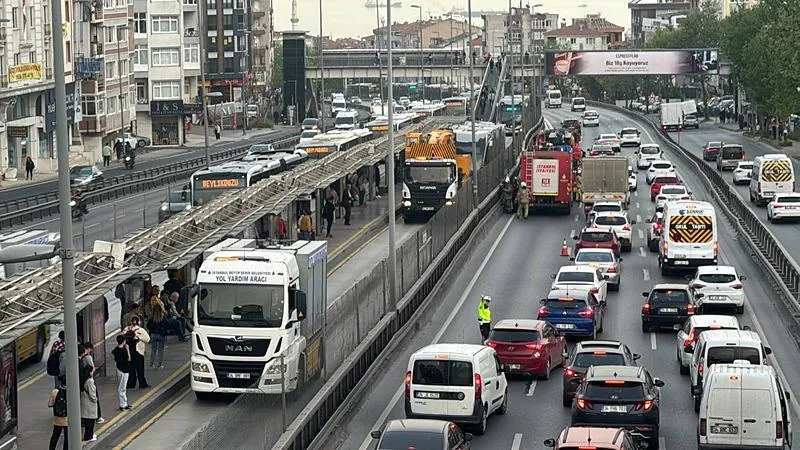 Avcılar'da metrobüs yangını-2