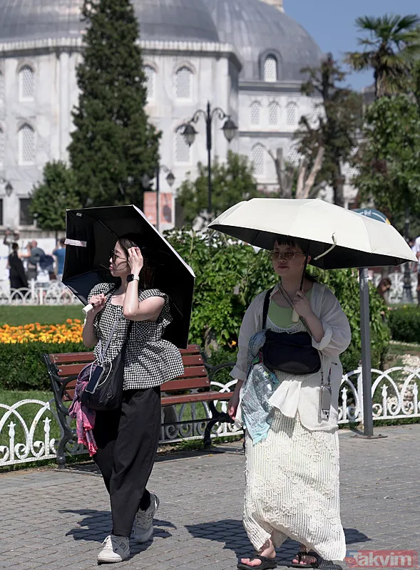 İstanbul'da sıcaklık 31 dereceyi gördü: Kimi şemsiyesine sığındı kimi gömleğine... - 8