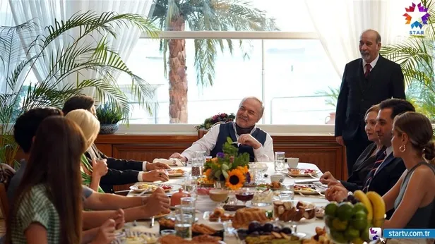 gulseren-budayicioglu-acikladiyali-capkini-gercek-seyranin-kardesi-meger-reyting-rekoru-kiran-dizide-feritin-c-1665468377049.jpg Gülseren Budayıcıoğlu açıkladı! 'Yalı Çapkını gerçek!' Meğer reyting rekoru kıran dizide Ferit'in çocuğu...-4