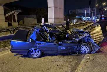 Tıra çarptı hurdaya döndü