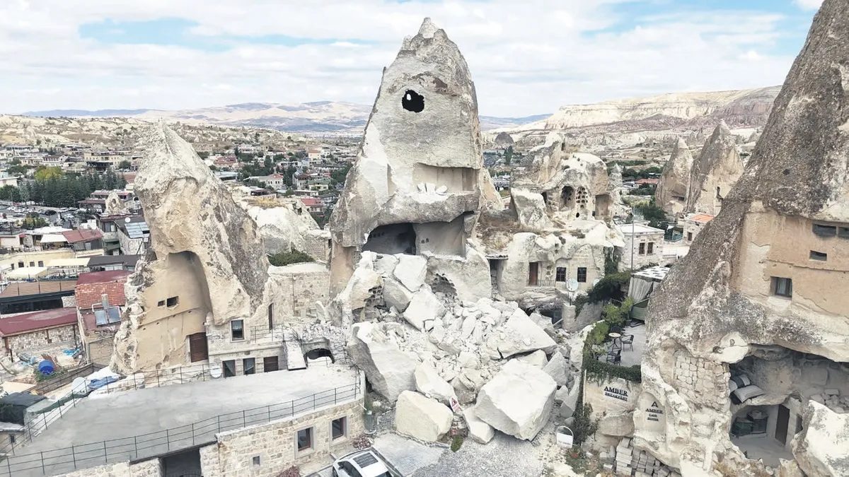 Peribacası koparak yıkıldı