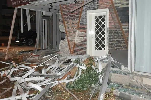 Sürücüsünün kontrolünü kaybettiği cip iş yerine girdi-1