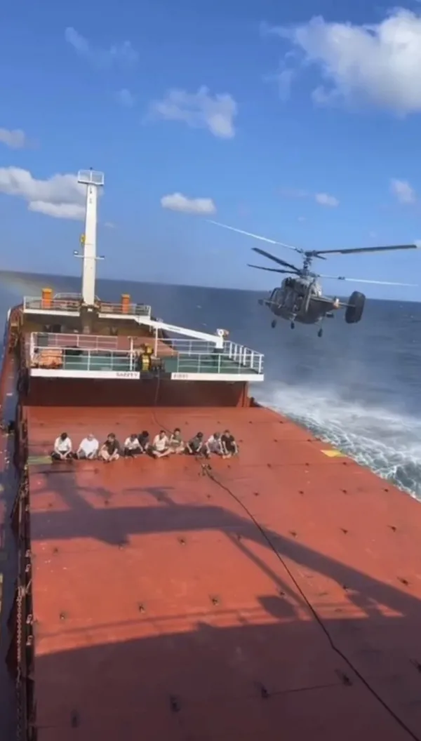 rus-askerlerinin-sukru-okan-gemisine-duzenledigi-baskin-kamerada-1692096849435.jpg Rus askerlerinden Türk gemisi 'Sukru Okan'a baskın-4