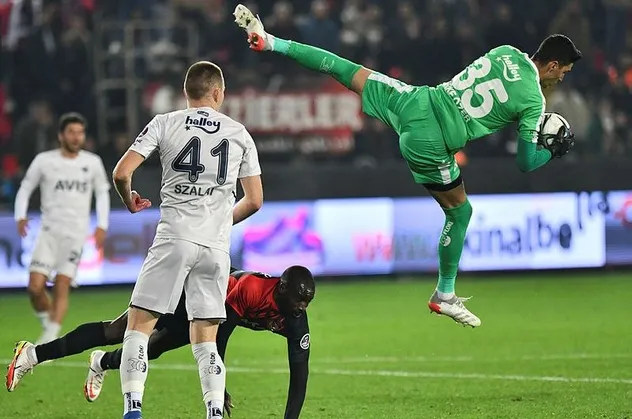 Fenerbahaçe'ye ağır yara! Erol Bulut eski takımına boyun eğdirdi