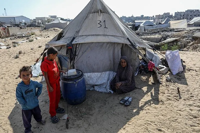 Yerinden edilen Filistinliler, mezarlıklarda kurdukları çadırlarda yaşam mücadelesi veriyor. (AA)
