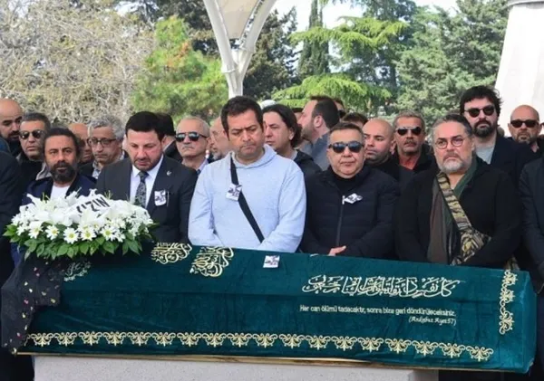 yeliz-sarin-en-aci-gunu-78-yasinda-vefat-eden-annesi-sehriban-sule-sara-boyle-veda-etti-eski-es-tolga-gulec-ya-1681980568148.jpg Yeliz Şar’ın en acı günü! 78 yaşında vefat eden annesi Şehriban Şule Şar’a böyle veda etti! Eski eş Tolga Güleç yalnız bırakmadı-5