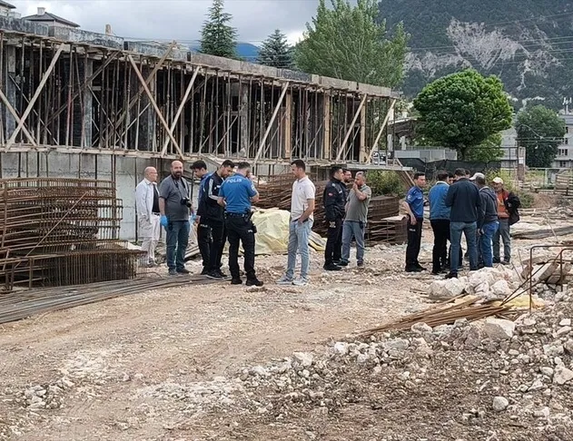 Kütahya’da inşaat iskelesi çöktü: 2 işçiden acı haber