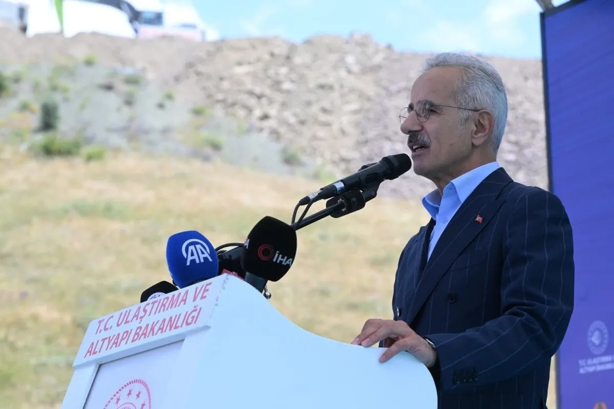 sivas-tokat-arasi-hizlaniyor-camlibel-tunelinin-temeli-atildi-yillik-371-milyon-lira-tasarruf-saglayacak-1783251361007.jpeg Sivas - Tokat arası hızlanıyor! Çamlıbel Tüneli'nin temeli atıldı: Yıllık 371 milyon lira tasarruf sağlayacak-3
