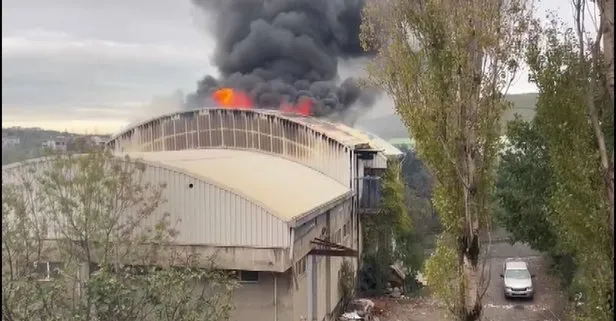 Son dakika: İstanbul Arnavutköy’de terlik fabrikasında korkutan yangın! Ekipler bölgede