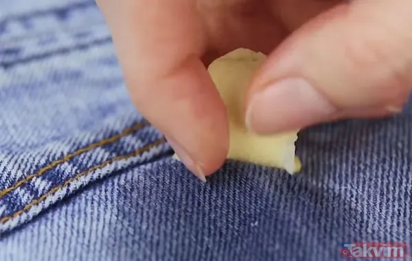 Sakızın üzerine buz tuttuktan sonra sakız, pantolonunuzdan kolayca çıkacaktır.